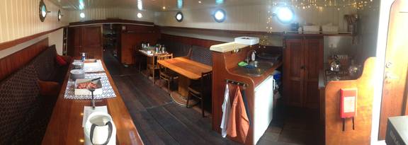Saloon of the Dankbaarheid with wooden tables and benches