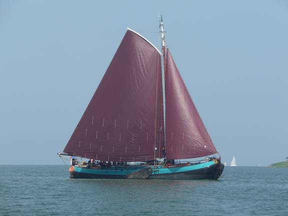 Dankbaarheid under full brown sails on the water