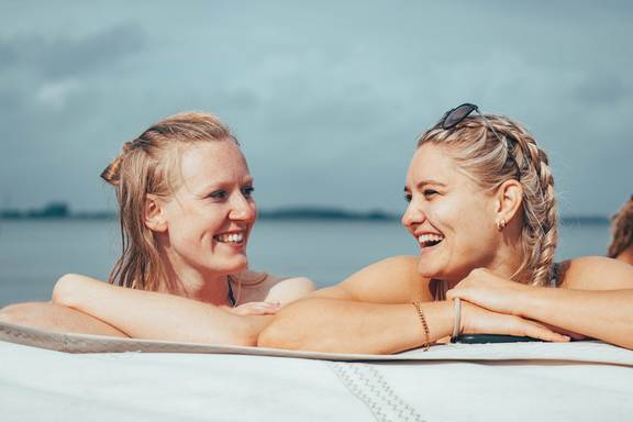 Two guests relaxing in the hot tub on De Hester