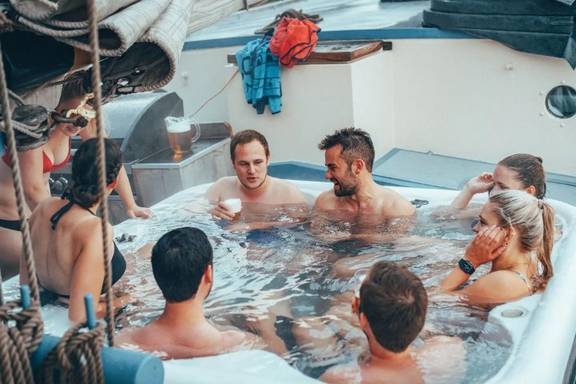 Guests relaxing in the hot tub on the deck of De Hester