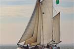 Eenhoorn under sail with spray at the bow
