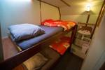 Twin-berth cabin with a bunk bed and washbasin on the Eenhoorn