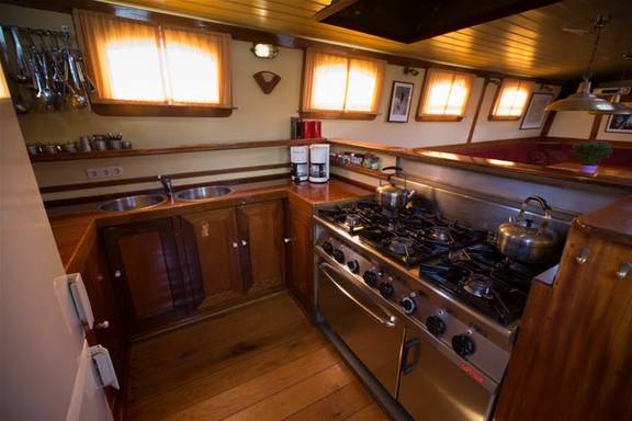 Wooden galley with a large cooker on the Eenhoorn