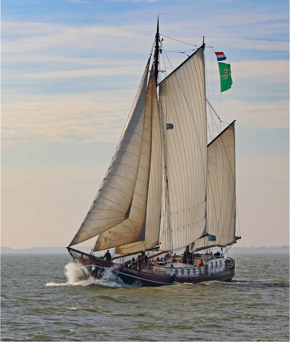 Eenhoorn under sail with spray at the bow