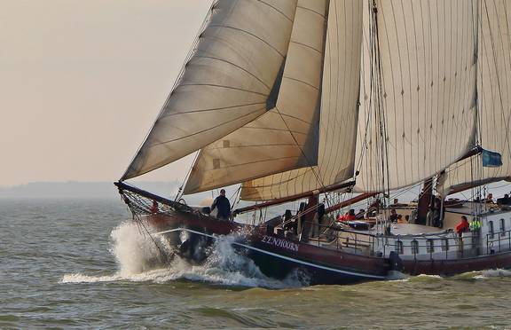 Bow of the Eenhoorn cutting through the waves under sail