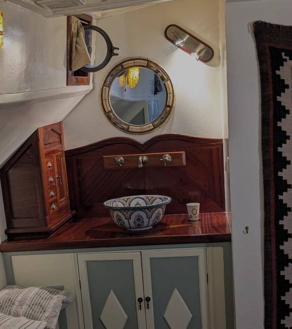 Washbasin and mirror in a cabin of the Engelburg