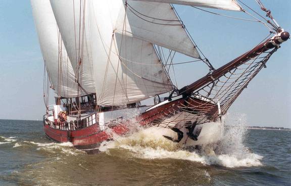 Bow of the Frisius van Adel while sailing