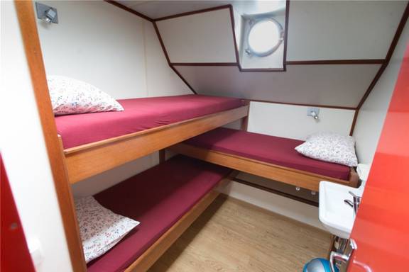 Three-berth cabin with a bunk bed and washbasin on the Grietje