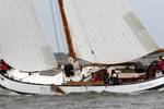 Lemsteraak Grote Jager under sail, viewed from the side