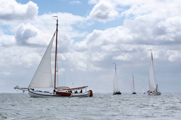 Lemsteraak Grote Jager sailing among other sailing ships