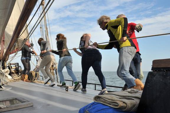 Guests pulling a rope together on the Johanna Engelina