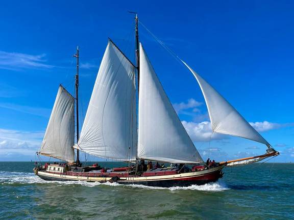 Johanna Engelina with white sails hoisted