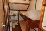 Twin-berth cabin with a bunk bed and washbasin on the Korevaer