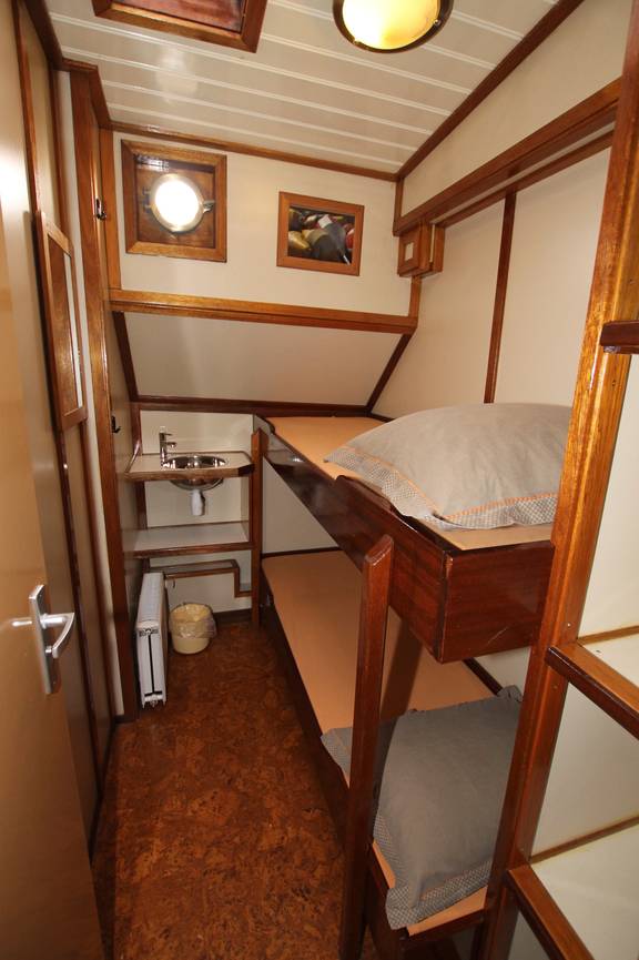 Twin-berth cabin with a bunk bed and washbasin on the Korevaer