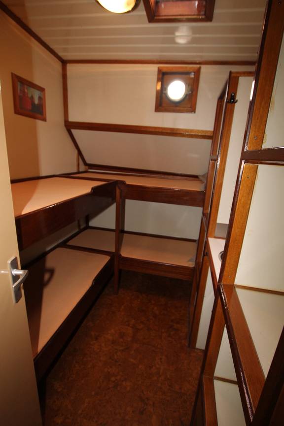 Four-berth cabin with bunk beds on the Korevaer