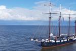 Leafde fan Fryslân with sails lowered on open water