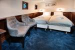 Cabin of the Leafde fan Fryslân with a double bed and seating area