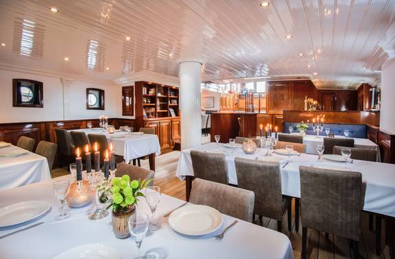Dining room of the Leafde fan Fryslân with white-clothed tables