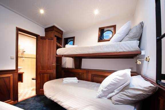Cabin with a bunk bed and private bathroom on the Leafde fan Fryslân