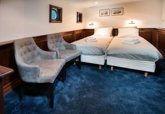 Cabin of the Leafde fan Fryslân with a double bed and seating area