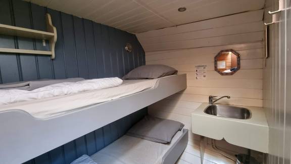 Cabin with a bunk bed and washbasin on the Medusa