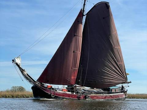 Medusa under brown sails, viewed from the bow