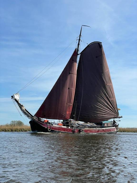 Medusa under brown sails, viewed from the bow
