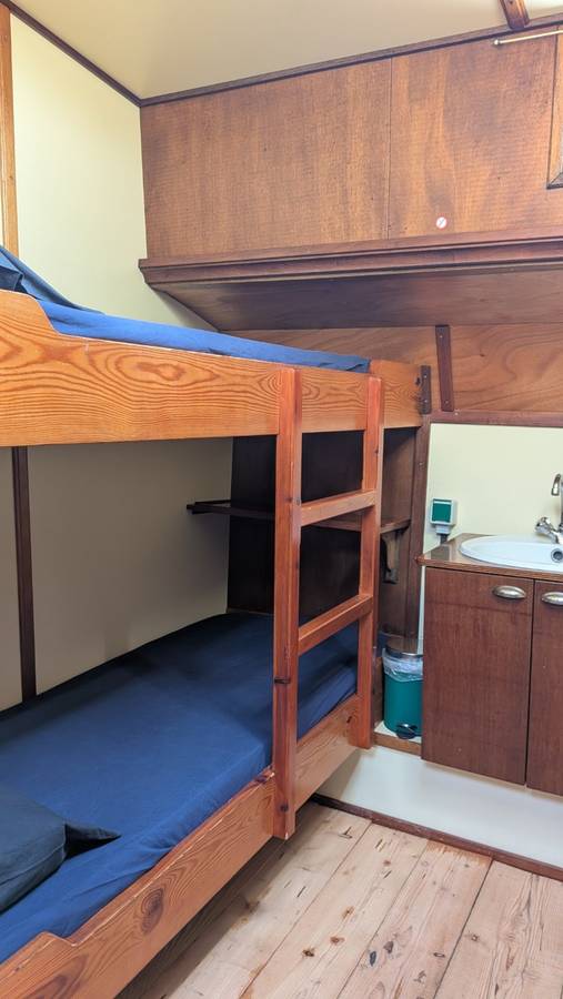Twin-berth cabin with a bunk bed and washbasin on the Meridiaan