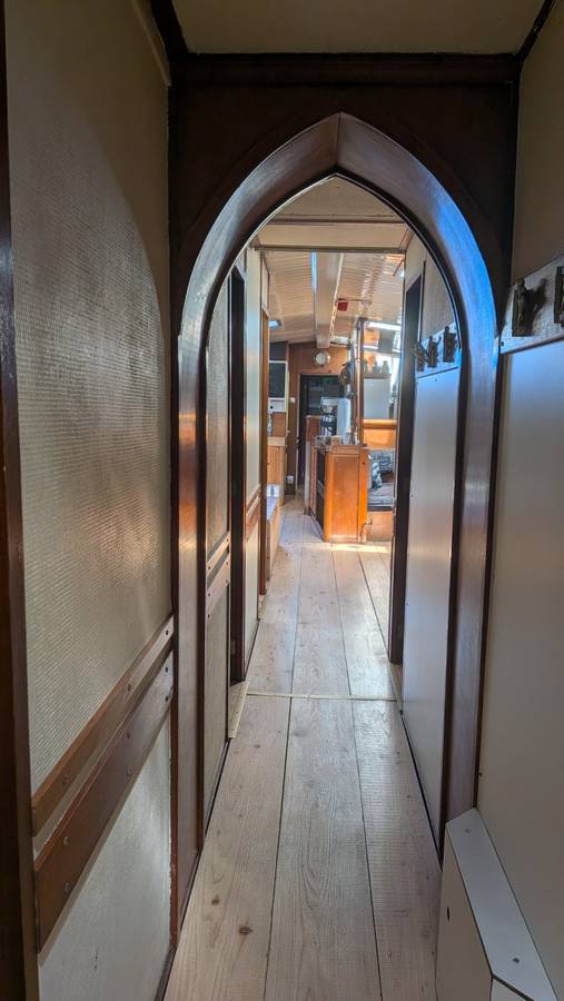 Corridor with an arched doorway on the Meridiaan