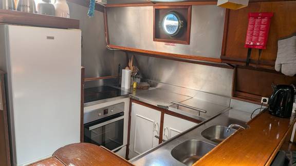 Galley with a cooker and refrigerator on the Meridiaan