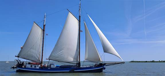 Meridiaan under full sail, viewed from the side