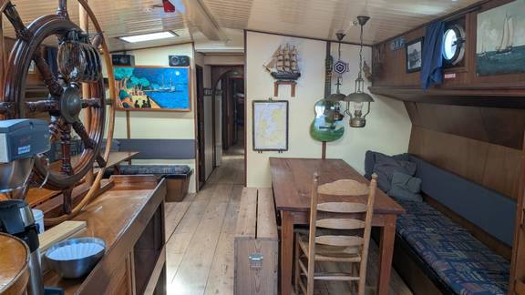 Saloon of the Meridiaan with wooden tables and blue bench seating