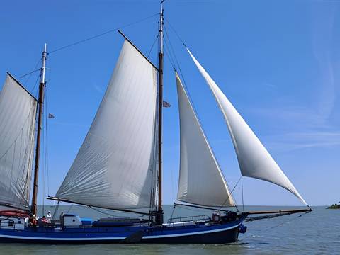 Meridiaan under full sail, viewed from the side