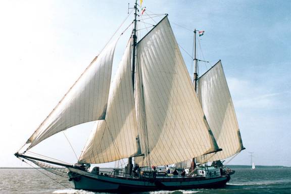 Meridiaan under sail, viewed from the bow