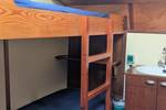 Twin-berth cabin with a bunk bed and washbasin on the Meridiaan