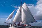 Tjalk Nieuwe Zorg under white sails on the water
