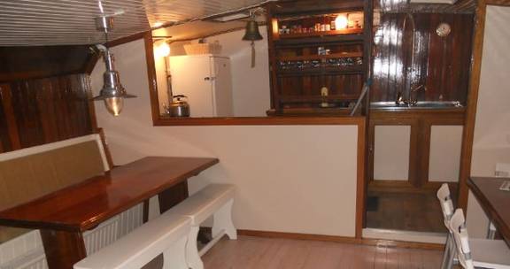 Saloon of the Nieuwe Zorg with wooden tables and white benches