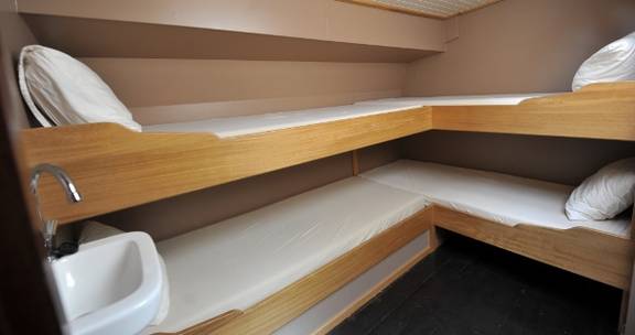 Cabin with bunk beds on the Nieuwe Zorg