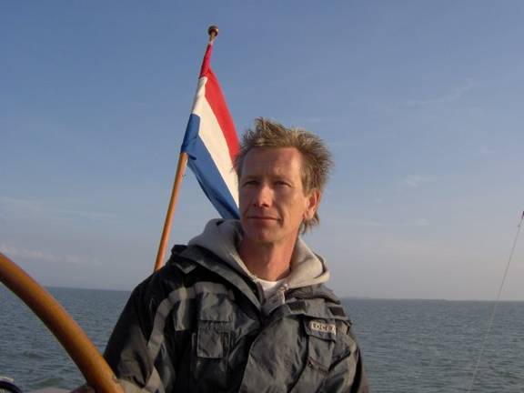 Skipper Egbert Stofbergen at the helm of the Nieuwe Zorg