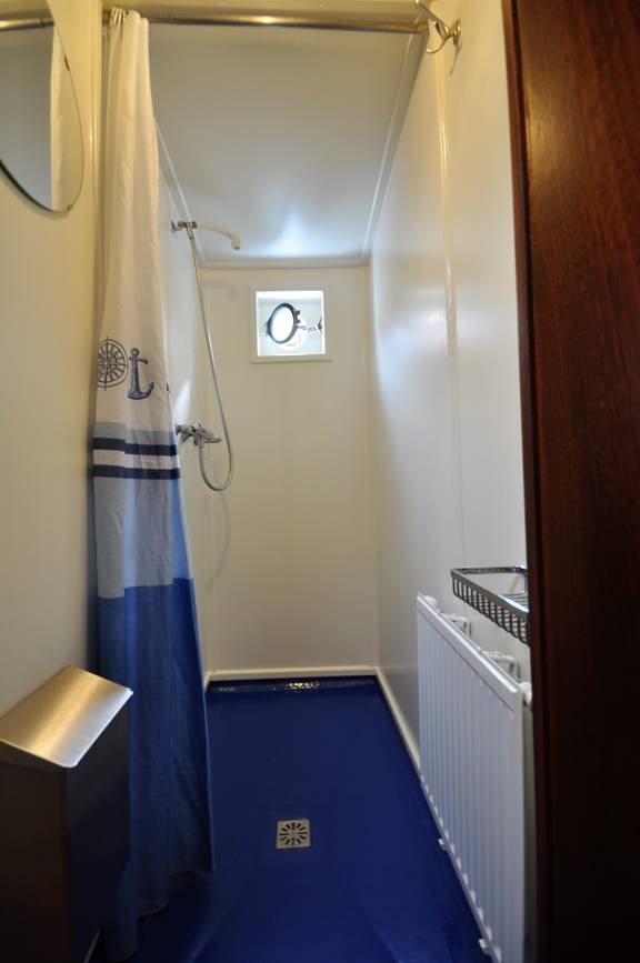 Shower and washbasin in the bathroom of the Poseidon
