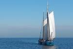 Pouwel Jonas under sail, viewed from the bow