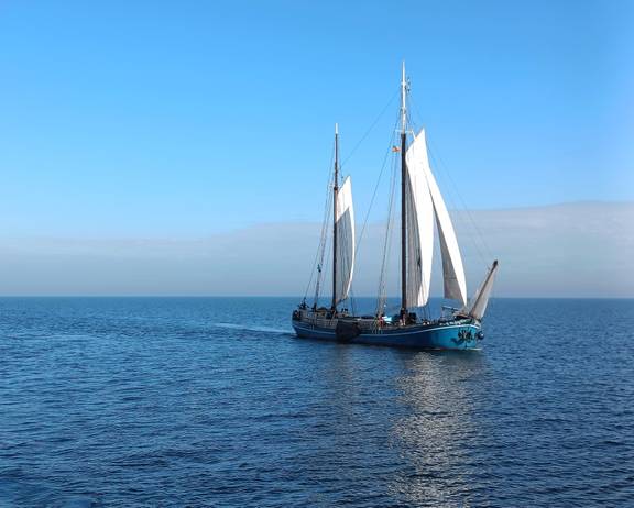 Pouwel Jonas sailing on calm blue water