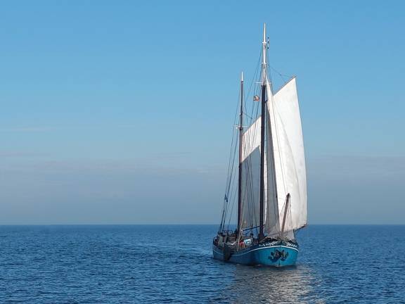 Pouwel Jonas under sail, viewed from the bow