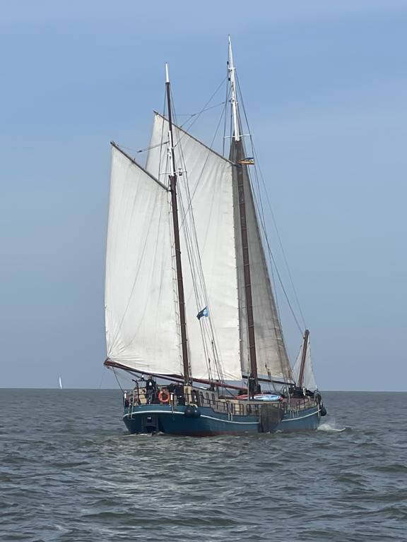Pouwel Jonas under sail, viewed from behind