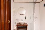 Bathroom with a shower and washbasin on the Simmer fan Fryslân