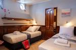 Twin-berth cabin with separate beds and a private bathroom on the Simmer fan Fryslân