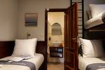 Three-berth cabin with a bunk bed and private bathroom on the Simmer fan Fryslân