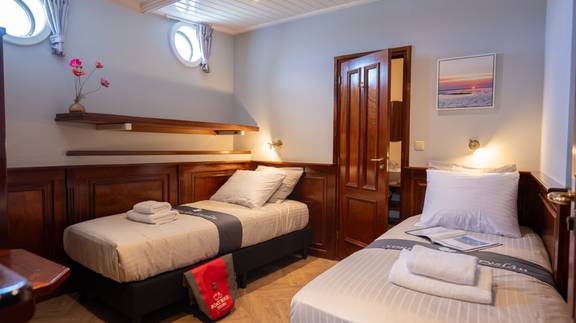 Twin-berth cabin with separate beds and a private bathroom on the Simmer fan Fryslân