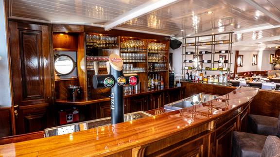Wooden bar in the saloon of the Simmer fan Fryslân