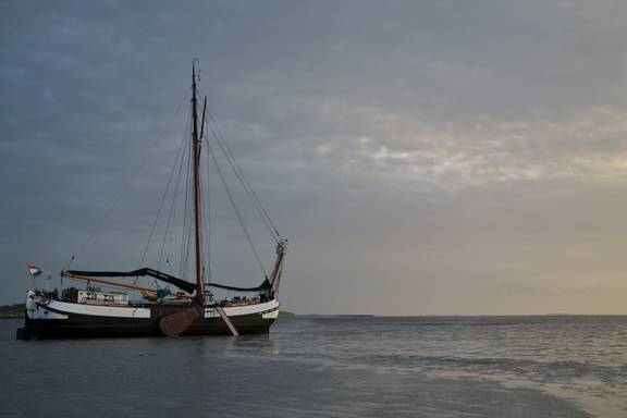Tjalk Spes Mea settling on the tidal flats in the Wadden Sea
